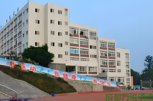 2025年10月16日泸州某职高食堂油烟机和烟道清洗案例